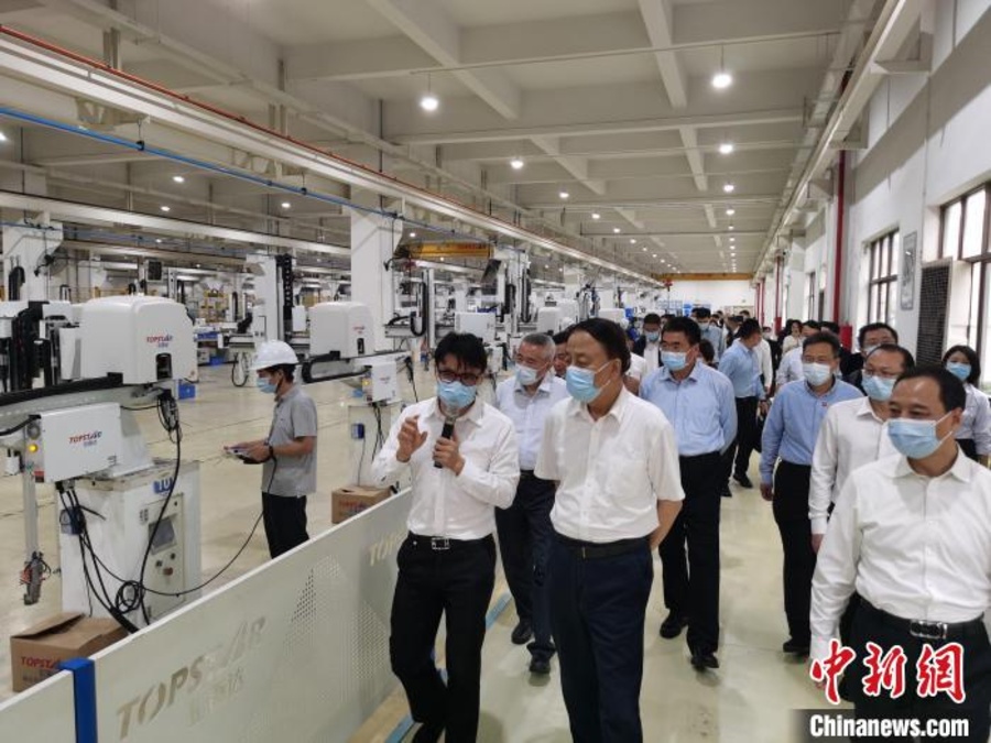 九三學(xué)社中央主席武維華率調(diào)研組赴廣東開(kāi)展重點(diǎn)考察調(diào)研。圖為調(diào)研組在廣東拓斯達(dá)科技股份有限公司調(diào)研。　郭軍 攝