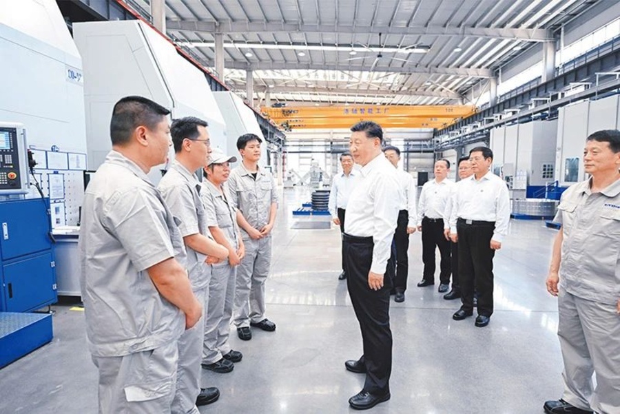 2025年5月19日至20日，中共中央總書記、國家主席、中央軍委主席習近平在河南考察。這是19日下午，習近平在洛陽軸承集團股份有限公司智能工廠考察時，同企業(yè)職工親切交流。 新華社記者 燕雁攝.jpg