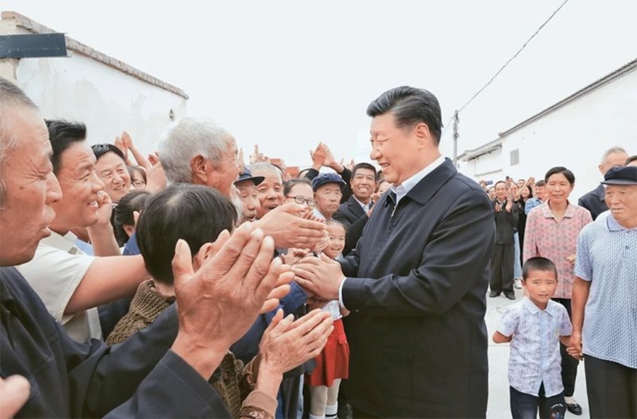 5.2019年8月19日至22日，中共中央總書記、國(guó)家主席、中央軍委主席習(xí)近平在甘肅考察。這是21日上午，習(xí)近平在武威市古浪縣黃花灘生態(tài)移民區(qū)富民新村同村民親切交談。 新華社記者 鞠鵬攝.jpg