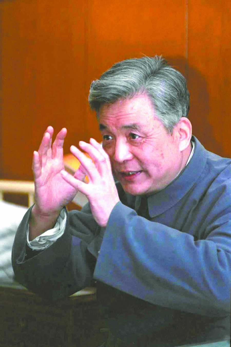 1 1986年3月，鄧稼先在醫(yī)院向來訪者用手比劃中國第一顆原子彈的大小.png