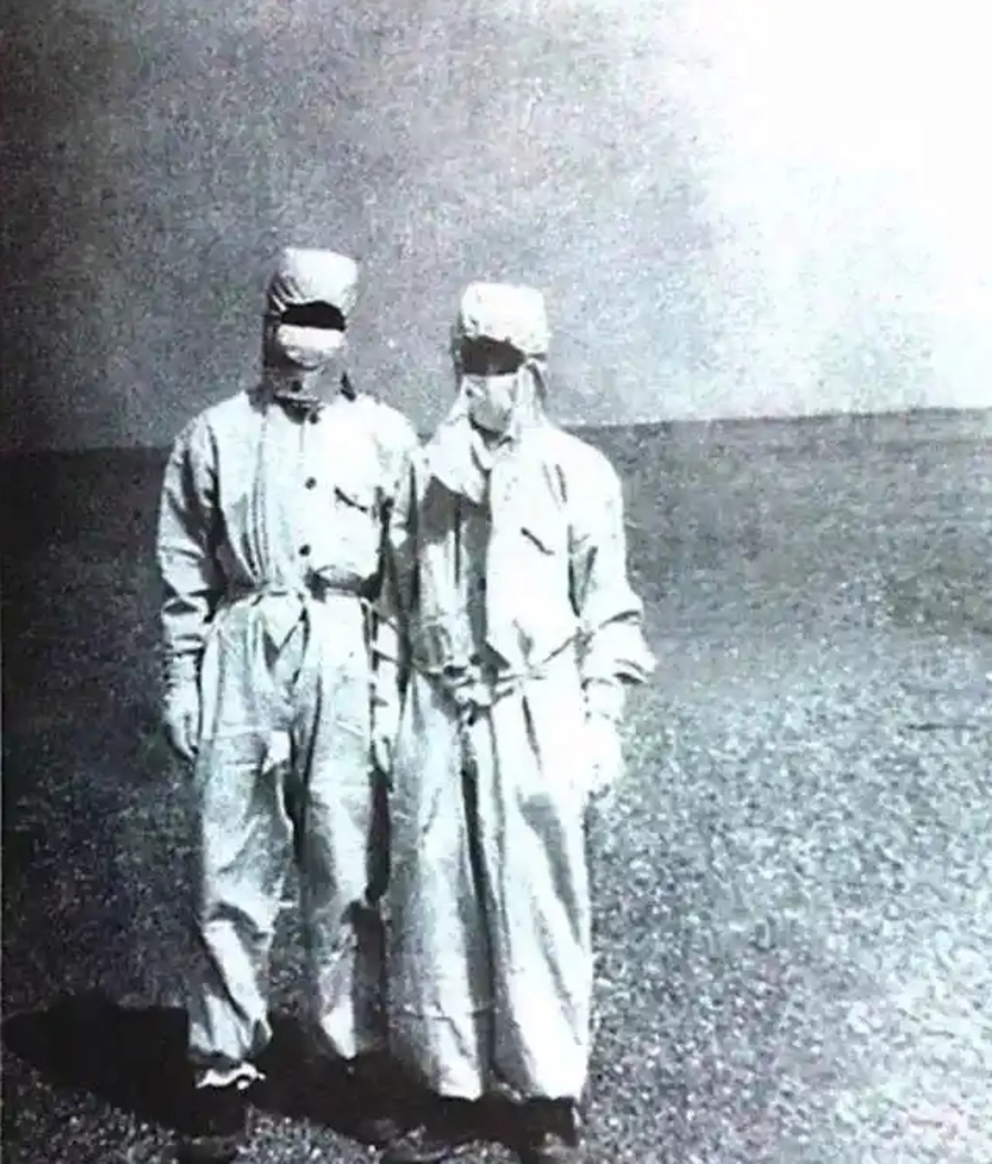 3 1979年，尋回未爆的核武器彈頭后，鄧稼先（左）于新疆核試驗(yàn)基地的戈壁灘.png