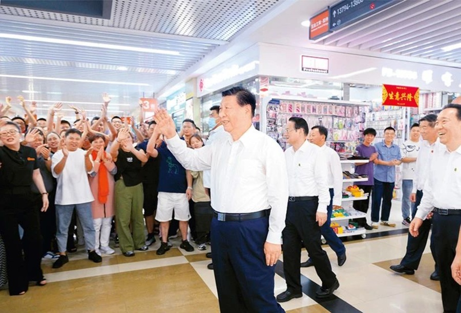 3 2023年9月20日至21日，中共中央總書記、國家主席、中央軍委主席習(xí)近平在浙江考察。這是20日上午，習(xí)近平在義烏國際商貿(mào)城考察時，同商戶親切交流。 新華社記者 李學(xué)仁攝.jpg