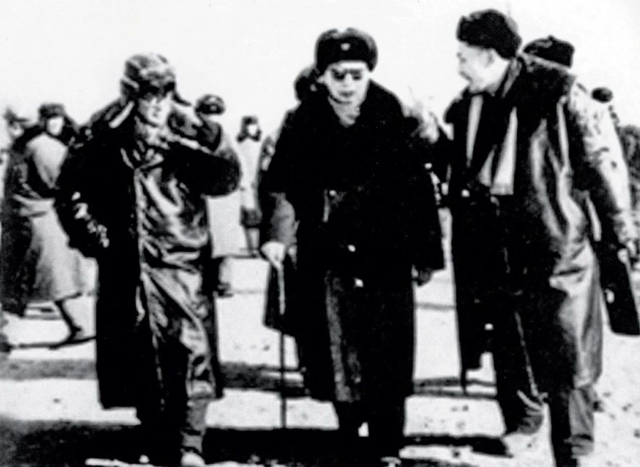 2 聶榮臻（中）與王淦昌（左）在青海核試驗基地。.jpg