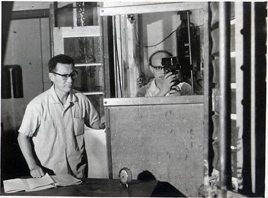 1.嚴東生（左）與郭景坤在實驗 來源丨中國科學家博物館.png