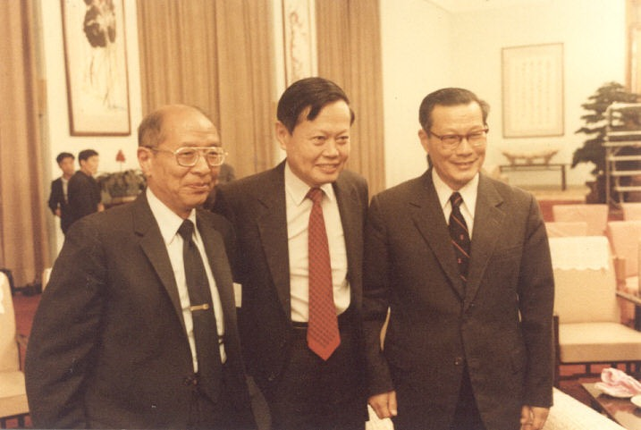 3.嚴東生（右一）與楊振寧等在人民大會堂國慶招待會 來源丨中國科學家博物館.png