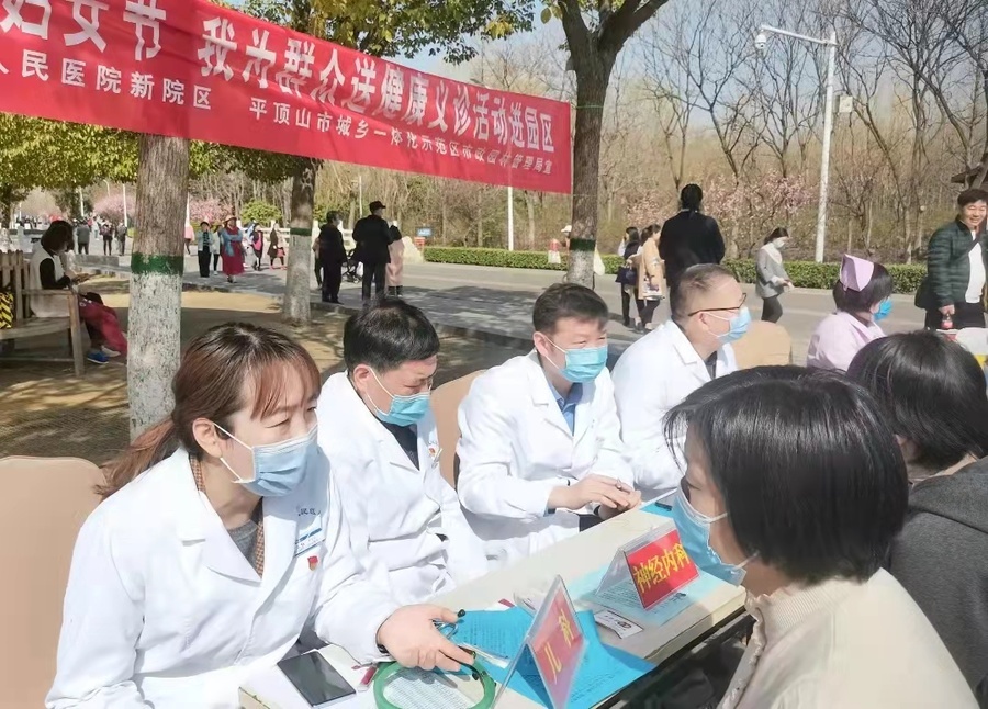 九三學(xué)社衛(wèi)東區(qū)基層委舉行慶“三八”婦女節(jié)大型義診活動 2.jpg