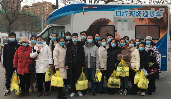 姝e湪闆嗙粨鐨勯偄鍙板畯鐨撳彛鑵斿尰闄㈠尰鎶や漢鍛?png