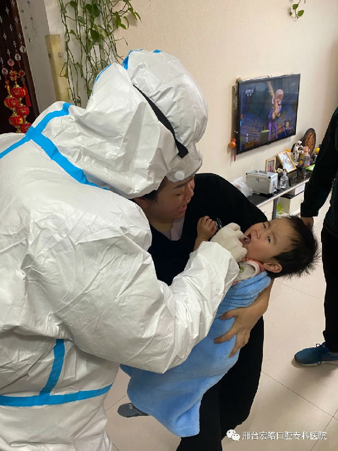 閭㈠彴瀹忕殦鍙h厰鍖婚櫌鍖繪姢浜哄憳鍦ㄤ負(fù)灞呮皯閲囬泦鍜芥嫮瀛?jpg