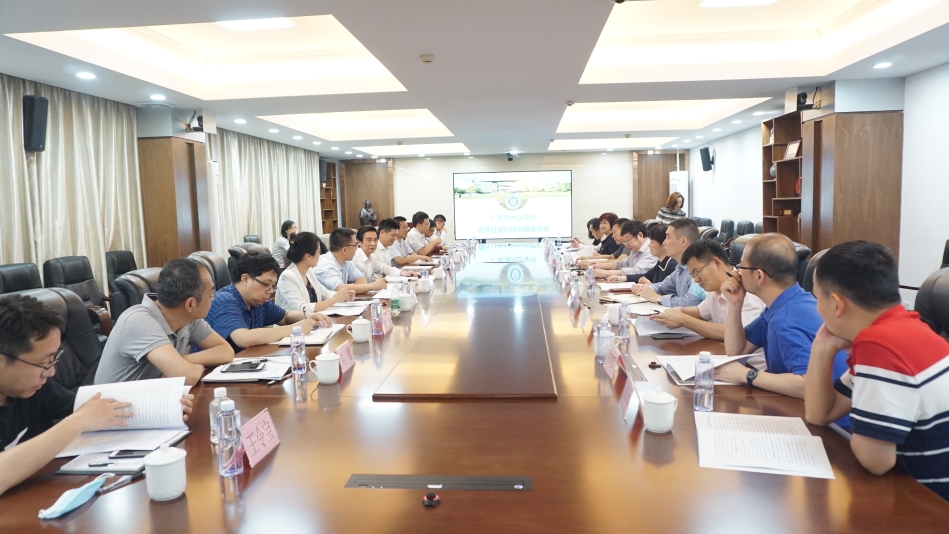 張少康主委率隊赴暨南大學(xué)開展專題調(diào)研.jpg 張少康主委率隊赴暨南大學(xué)開展專題調(diào)研.jpg