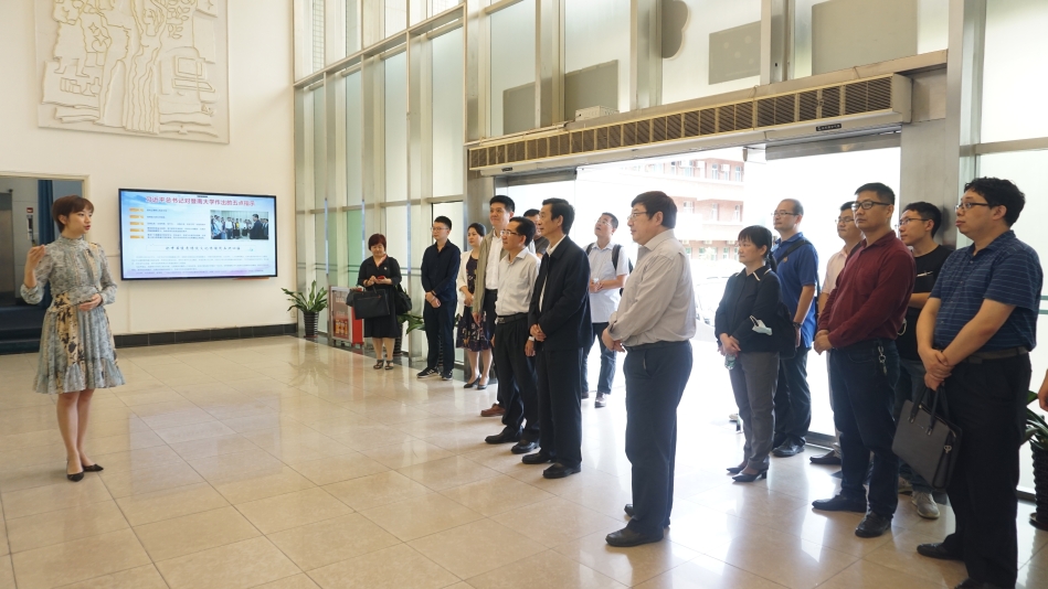 張少康主委率隊赴暨南大學(xué)開展專題調(diào)2.jpg 張少康主委率隊赴暨南大學(xué)開展專題調(diào)2.jpg