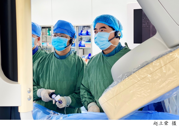 涓婃搗甯?jìng)绂苕姡繆熻嚕鑾峰瑁胯憶鍧囨常H紙鍙充竴錛夊湪涓虹梾浜哄仛鎵嬫湳