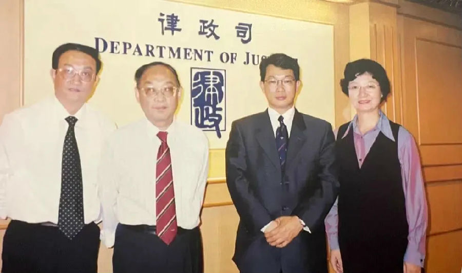 鍥?錛?999騫?1鏈堜笌鏉庢槍閬撳厛鐢燂紙宸︿簩錛夊湪棣欐腐寰嬫斂鍙歌皟鐮斻?