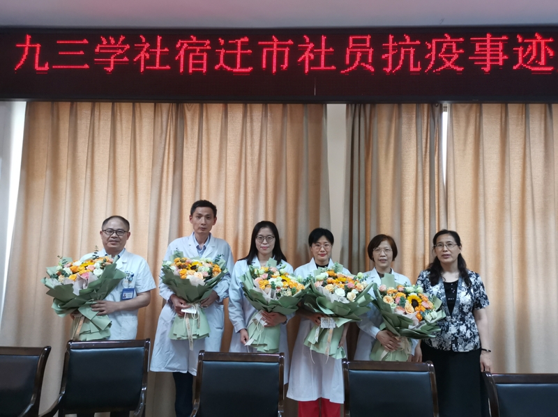 抗疫情捧花合影800.jpg 抗疫情捧花合影800.jpg