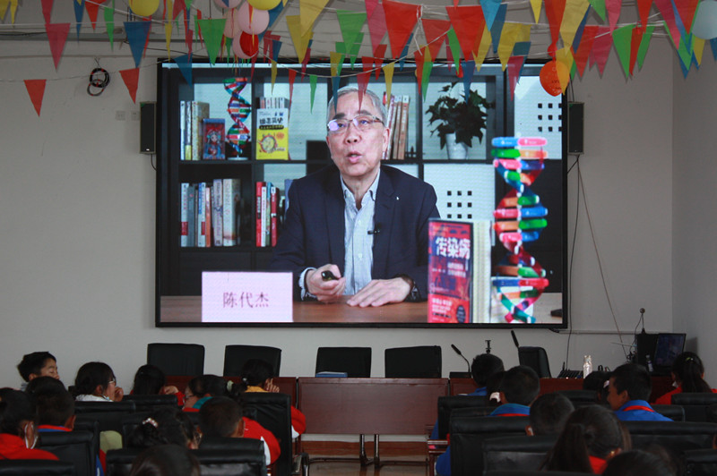 2021騫?鏈?7鏃ワ紝紺懼競濮旂鏅鍧涘湪綰?鈥滆蛋鈥濊繘瑗胯棌鏃ュ杸鍒欏競姹熷瓬鍘塊椀琛屼腑瀛︺?100澶氬悕瀛︾敓鑱嗗惉縐戞櫘鎶ュ憡銆?