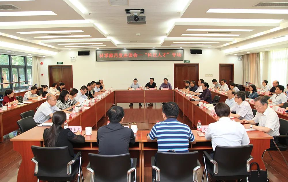 鍥撅細(xì)6鏈？1鏃ワ紝璧甸洴涓？鍙傚姞甯?jìng)绂苕姡扛ゅ猓靠U戝瀹舵湀搴﹀駭璋堜細(xì)鈥濓紝鍚彇涓？嚎縐戞妧宸ヤ綔鑰呯殑蹇?jī)澹板拰寰彮a？？