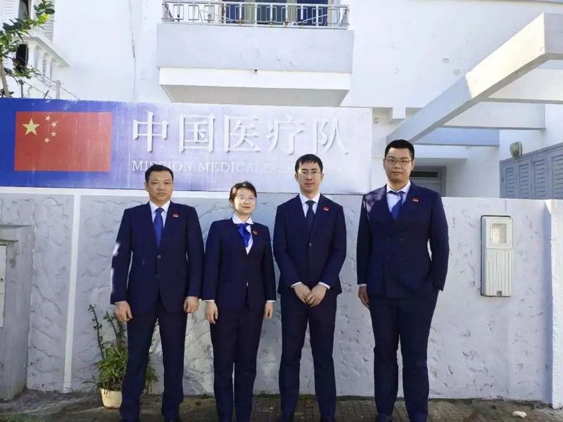 娌堝惈鍐幫紙鍙充竴錛夊拰闃熷憳浠湪鎽╂礇鍝?