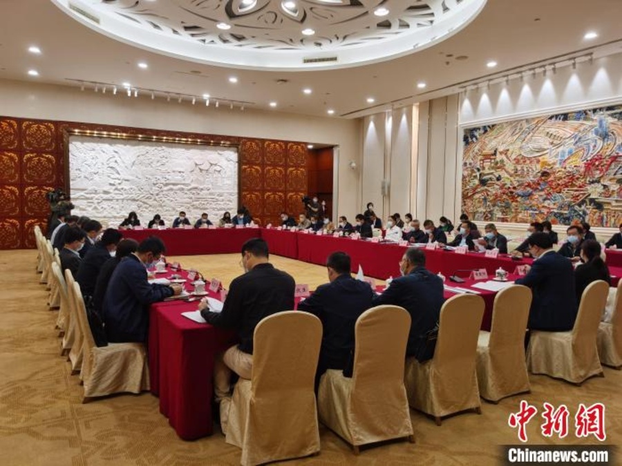 九三學(xué)社中央主席武維華率調(diào)研組赴廣東開(kāi)展重點(diǎn)考察調(diào)研。圖為調(diào)研座談會(huì)現(xiàn)場(chǎng)。 郭軍 攝