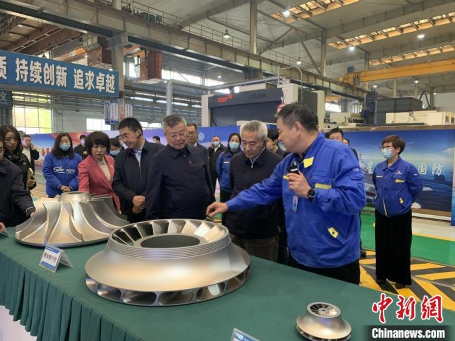 九三學(xué)社中央常務(wù)副主席邵鴻率調(diào)研組赴遼寧開(kāi)展重點(diǎn)考察調(diào)研。圖為調(diào)研組在沈陽(yáng)鼓風(fēng)機(jī)集團(tuán)有限公司調(diào)研。 韓宏 攝