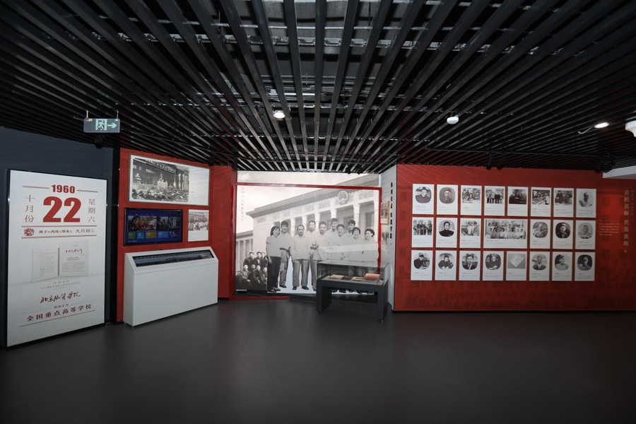 圖片5 校史館“大師云集 共襄北地”板塊,其中有眾多九三學(xué)社先賢.jpg