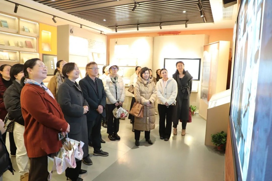 圖 2湖南女社員赴芙蓉實(shí)驗(yàn)室開展實(shí)地調(diào)研.jpg 圖 2湖南女社員赴芙蓉實(shí)驗(yàn)室開展實(shí)地調(diào)研.jpg