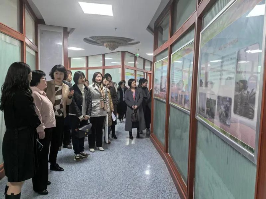 圖 10甘肅女社員參觀甘肅省治沙研究所文化長(zhǎng)廊.jpg