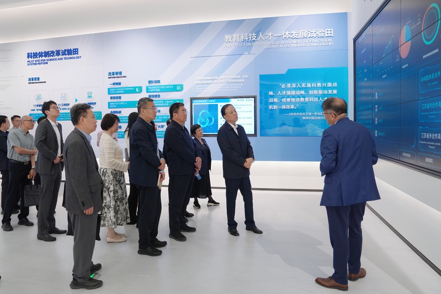 2.4月23日,調研組一行在江蘇省產業(yè)技術研究院調研.jpg 2.4月23日,調研組一行在江蘇省產業(yè)技術研究院調研.jpg