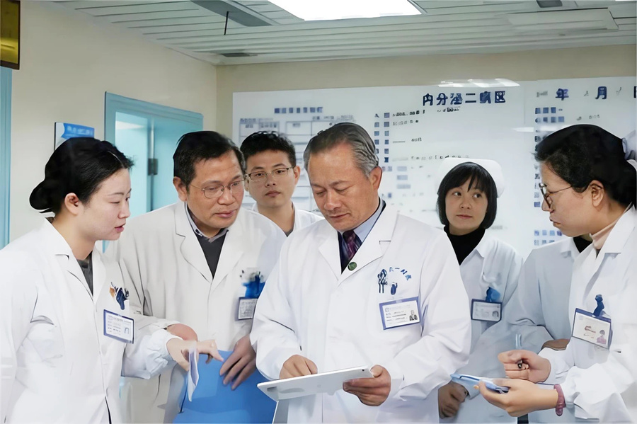 2025年2月,安徽醫(yī)科大學(xué)校長、中國科學(xué)技術(shù)大學(xué)講席教授翁建平(右三)帶領(lǐng)團(tuán)隊(duì)研討診療方案。受訪者供圖.jpg 2025年2月,安徽醫(yī)科大學(xué)校長、中國科學(xué)技術(shù)大學(xué)講席教授翁建平(右三)帶領(lǐng)團(tuán)隊(duì)研討診療方案。受訪者供圖.jpg