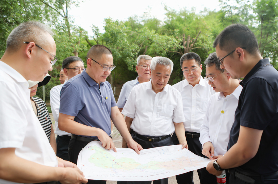調(diào)研組在自貢市釜溪河復合綠道調(diào)研長江支流周邊水環(huán)境治理情況 .jpg 調(diào)研組在自貢市釜溪河復合綠道調(diào)研長江支流周邊水環(huán)境治理情況 .jpg