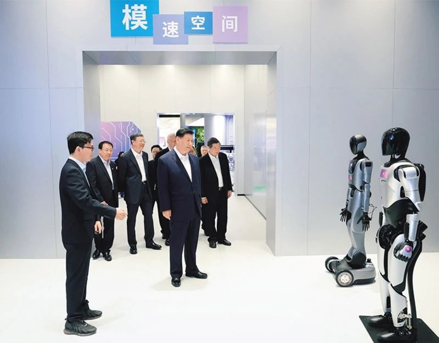2025年4月29日,中共中央總書記、國家主席、中央軍委主席習近平在上海考察。這是習近平在位于徐匯區(qū)的上海“模速空間”大模型創(chuàng)新生態(tài)社區(qū),聽取相關技術研發(fā)和企業(yè)生產(chǎn)經(jīng)營介紹。 新華社記者 王曄攝.jpg