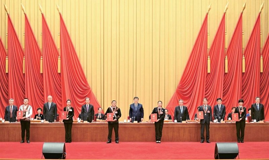 3.2024年9月27日,全國(guó)民族團(tuán)結(jié)進(jìn)步表彰大會(huì)在北京舉行。這是習(xí)近平等為受表彰的模范個(gè)人和模范集體代表頒獎(jiǎng)。 新華社記者 李學(xué)仁攝.jpg