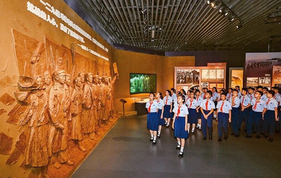 2 弘揚愛國主義精神,必須把愛國主義教育作為永恒主題。2025年7月7日上午,紀念全民族抗戰(zhàn)爆發(fā)88周年儀式暨《為了民族解放與世界和平》主題展覽開幕式在中國人民抗日戰(zhàn)爭紀念館舉行。圖為當日少先隊員參觀主題展覽。 新華社記者 陳曄華攝.jpg 2 弘揚愛國主義精神,必須把愛國主義教育作為永恒主題。2025年7月7日上午,紀念全民族抗戰(zhàn)爆發(fā)88周年儀式暨《為了民族解放與世界和平》主題展覽開幕式在中國人民抗日戰(zhàn)爭紀念館舉行。圖為當日少先隊員參觀主題展覽。 新華社記者 陳曄華攝.jpg