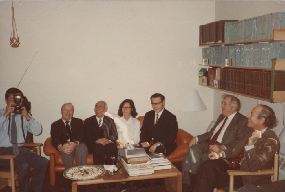 2.嚴東生(右三)在實驗室接受采訪 來源丨中國科學家博物館.png 2.嚴東生(右三)在實驗室接受采訪 來源丨中國科學家博物館.png